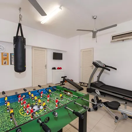 Four Seasons Private - Seaview - Big Heated Pool - Gym - Sport Activities *